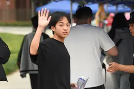15年前，他一天打6份工救白血病儿子，如今他们怎么样了？图片
