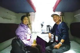 特色“火车游”引领爱老新时尚 兰州铁路局开行“银发”旅游专列图片