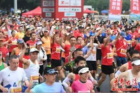 2023长沙马拉松鸣枪 “情侣战队”拿下“半马”男女子组冠军图片