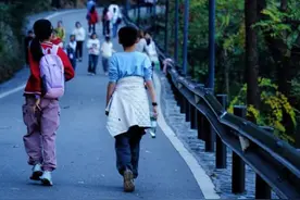 直冲27℃后再迎寒潮，“魔幻天气”厚衣服还收不得图片