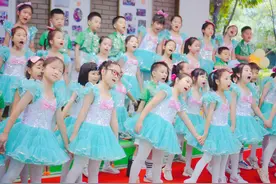 专属手印签到、长腿叔叔迎接、亚运项目体验……这个学校的新生报到好热闹图片