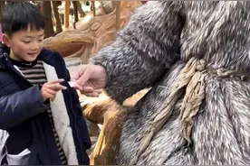 对话万岁山2米33“巨人”演员：没有巨人症，睡3米床穿59码鞋图片