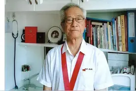 泪别！66年后，他以这种方式重回母校图片