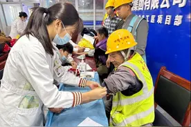 青岛地铁5号线：情系一线建设者，健康体检进工地图片