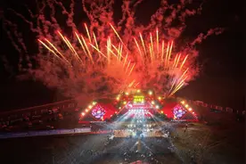 红原雅克音乐季启幕 草原之夜星光璀璨图片