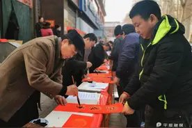 年味十足！书法家义写春联送祝福图片