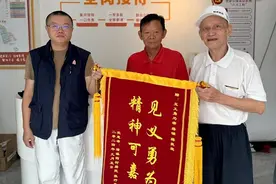 78岁残障老人路边跌倒摔伤 沿街花甲“修鞋匠”施以援手图片