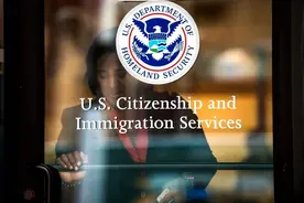 美国暂停处理部分绿卡申请图片