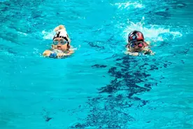 泳池“小飞鱼”，逐浪体育奇妙旅——西安市浐灞第三小学在西安市少年儿童游泳系列赛总决赛中喜获佳绩图片