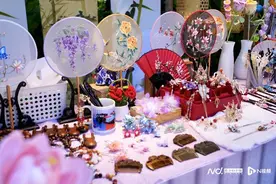 古韵新风，献礼华诞：深圳宝安滨海廊桥上演非遗旗袍汉服秀图片