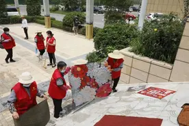 暖心！临沂瑞和物业公司为居民免费清洗地垫图片