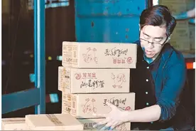 捐赠物资 共渡难关图片