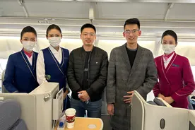 “平凡英雄”医生挺身而出救助机上生病旅客，“有我在，别紧张”图片