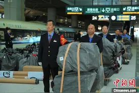 陕西铁路开行入疆直达高铁快运列车 助力货运增速图片