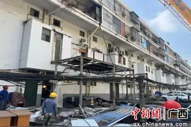 南宁市江南区依法拆除一自建房屋后私接违建 提升居住环境图片