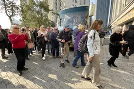 上海热消费｜外籍游客在沪吃火锅+ CityWalk，韩国客人最爱买大白兔奶糖图片