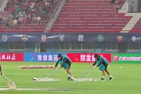 目前航海体育场内大面积积水，工作人员正在紧急进行排水图片