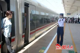 客运值班员：坚守站台守护平安旅途图片