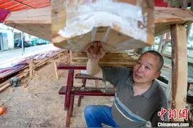 浙江瑞安龙的“船”人：打磨技艺46年 难舍龙舟情图片