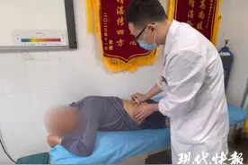 “纸上对话”，他帮聋哑老人解病痛图片