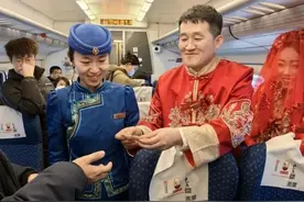 大雪封路，他们坐上了“超级婚车”！图片