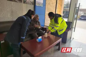 邵阳高速：七旬老人忘归途 暖心相助显温情图片