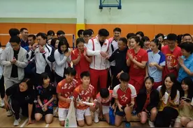 羽毛球奥运冠军“凡晨”“雅思”组合在香港与市民互动图片