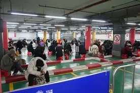 春运返程高峰下的上海站，为凌晨返沪旅客提供温暖“避风港”图片