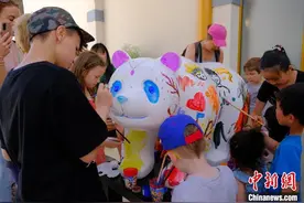 “中国彩绘熊猫展”活动在比利时天堂动物园举行图片