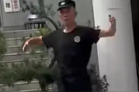 心中有舞台哪里都能发光~保安大叔在博物馆门口跳舞图片