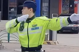 欢乐“六一”，宝山交警帅气护航图片