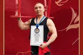 重达80公斤！36根板凳在头部停留81秒，自贡57岁杂技演员创吉尼斯世界纪录图片