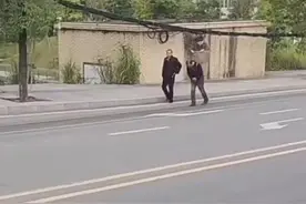 网友街头拍下的感人一幕，老母亲看病坐车晕车，兄弟俩轮流背老人到医院图片