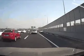 事发上海嘉闵高架！一车在下匝道附近连续变道，引发碰擦追尾图片