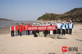 连云港市2025年度“与雷锋车同行携手净滩巡河”系列活动启动图片