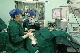 眼睛五年做了十余次手术仍几近失明，男子移植人工角膜后重见光明图片