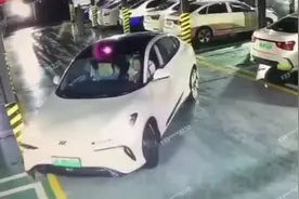 自动泊车“翻车”？这个视频热传！官方道歉并承担修车费图片