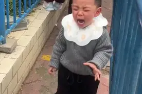 排队半天被告知身高不足一米玩不了，小男孩跪地痛哭图片
