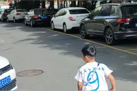 博主：山东泰山找到了自制克雷桑球衣的小球迷，邀其全家现场观赛图片