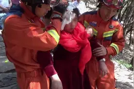 济南：游客登山不慎摔伤被困 消防徒步登山救援图片