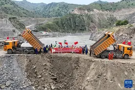 中企承建巴基斯坦莫赫曼德水电站实现截流图片