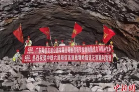 粤西重要通道阳信高速板塘岭隧道左洞贯通图片