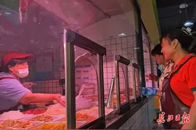 “三防”设施到位，熟食店均设置了磁吸式防蝇纱窗图片