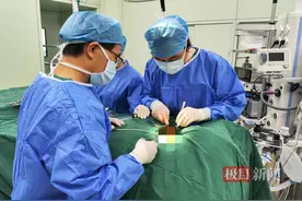 甲状腺肿瘤挤扁气管，老人呼吸困难，医生：确诊甲状腺肿瘤应尽早到医院治疗图片