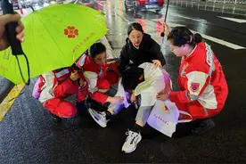 刚下领奖台，青岛地铁这个小嫚就在路边当起“第一救护人”……图片