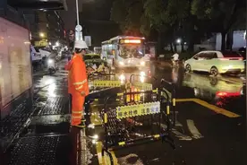 深圳龙岗：致敬那些雨夜中的身影！图片