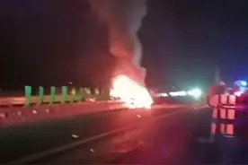 小米SU7被曝“在高速上碰撞后爆燃致人伤亡”，多方回应！刚刚，小米通报细节→图片