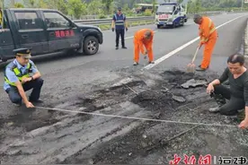 小车自燃！ 执法人员及时用3个灭火器控制火势图片