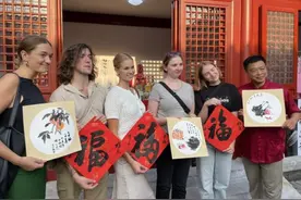画京剧脸谱、捏“国宝”泥塑，市民游客鼓楼脚下品非遗过中秋图片