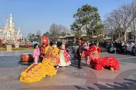 浦东新春嘉年华丨瑞狮点睛启新岁，浓郁“年味”弥漫迪士尼图片
